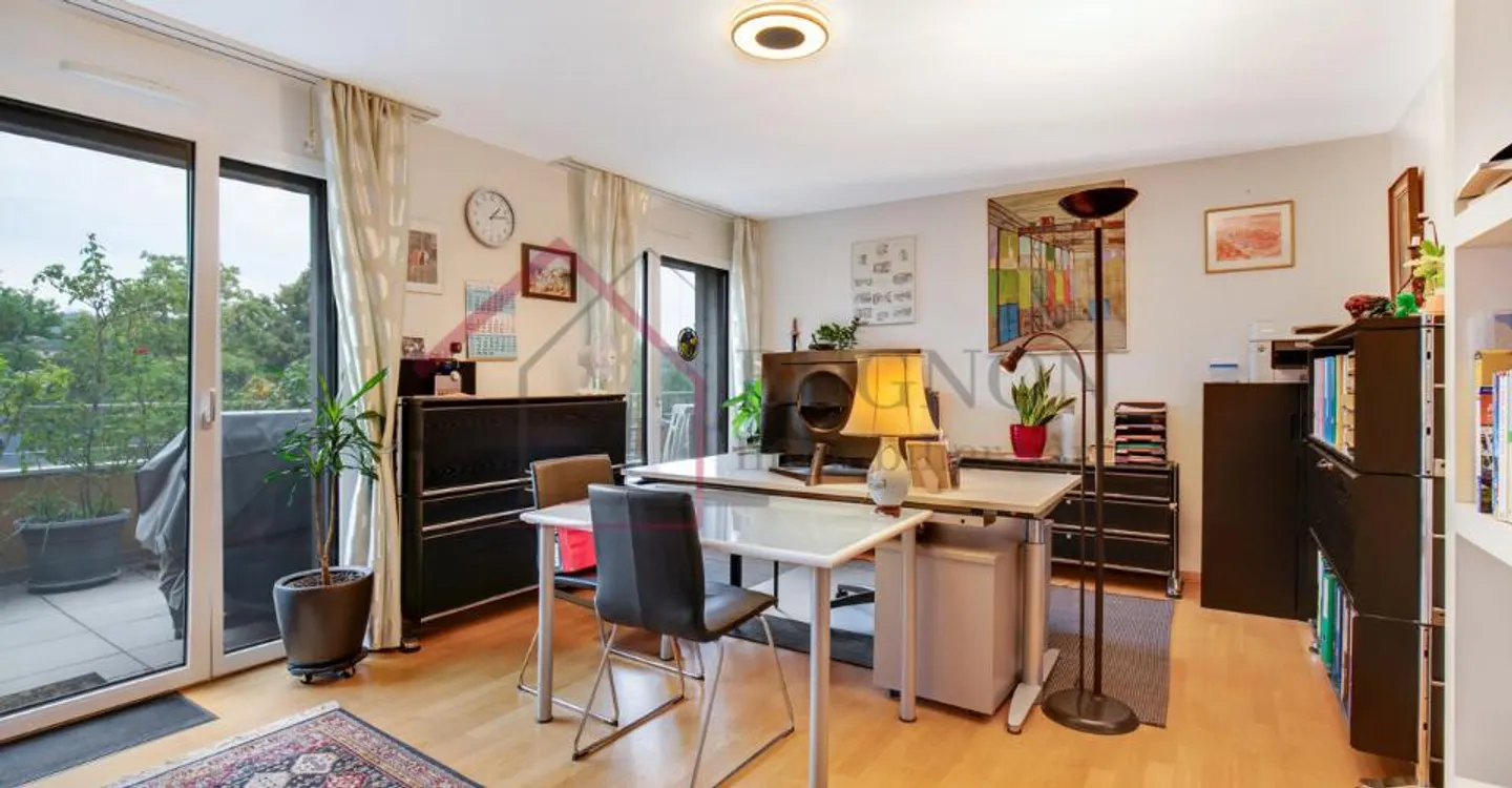 Spacious Top-Floor Apartment - Photo 5 of 13