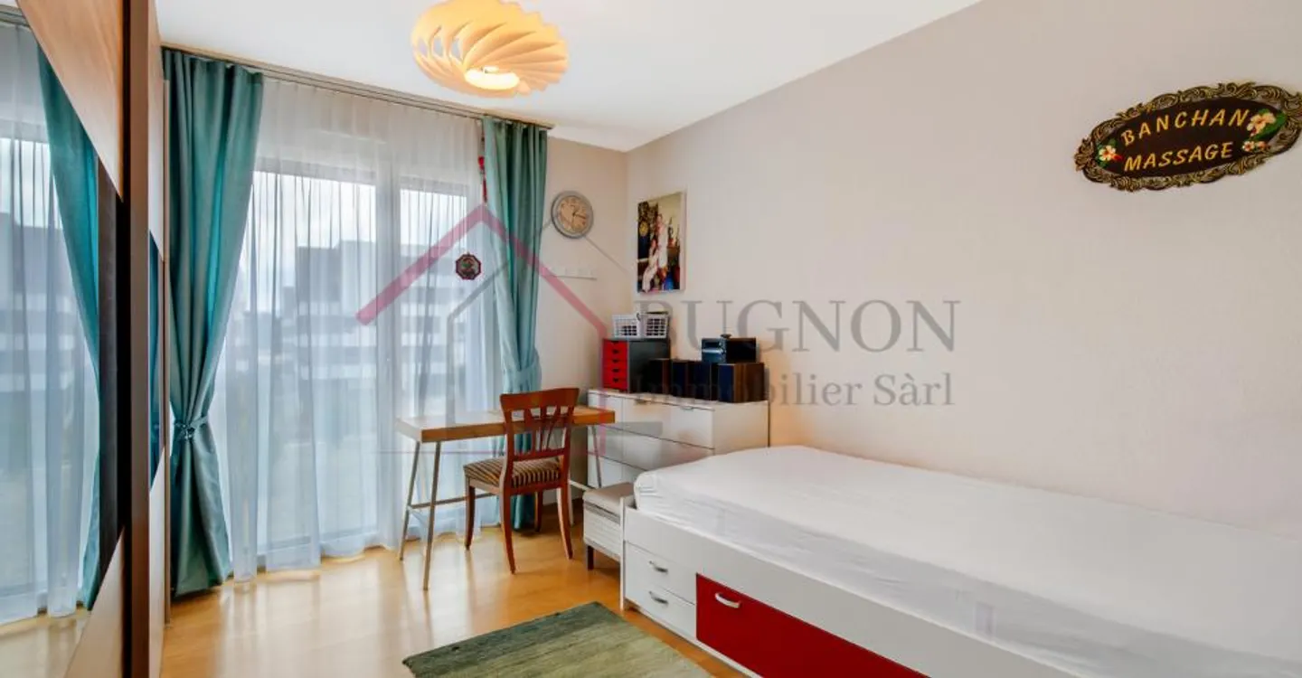 Spacious Top-Floor Apartment - Photo 6 of 13