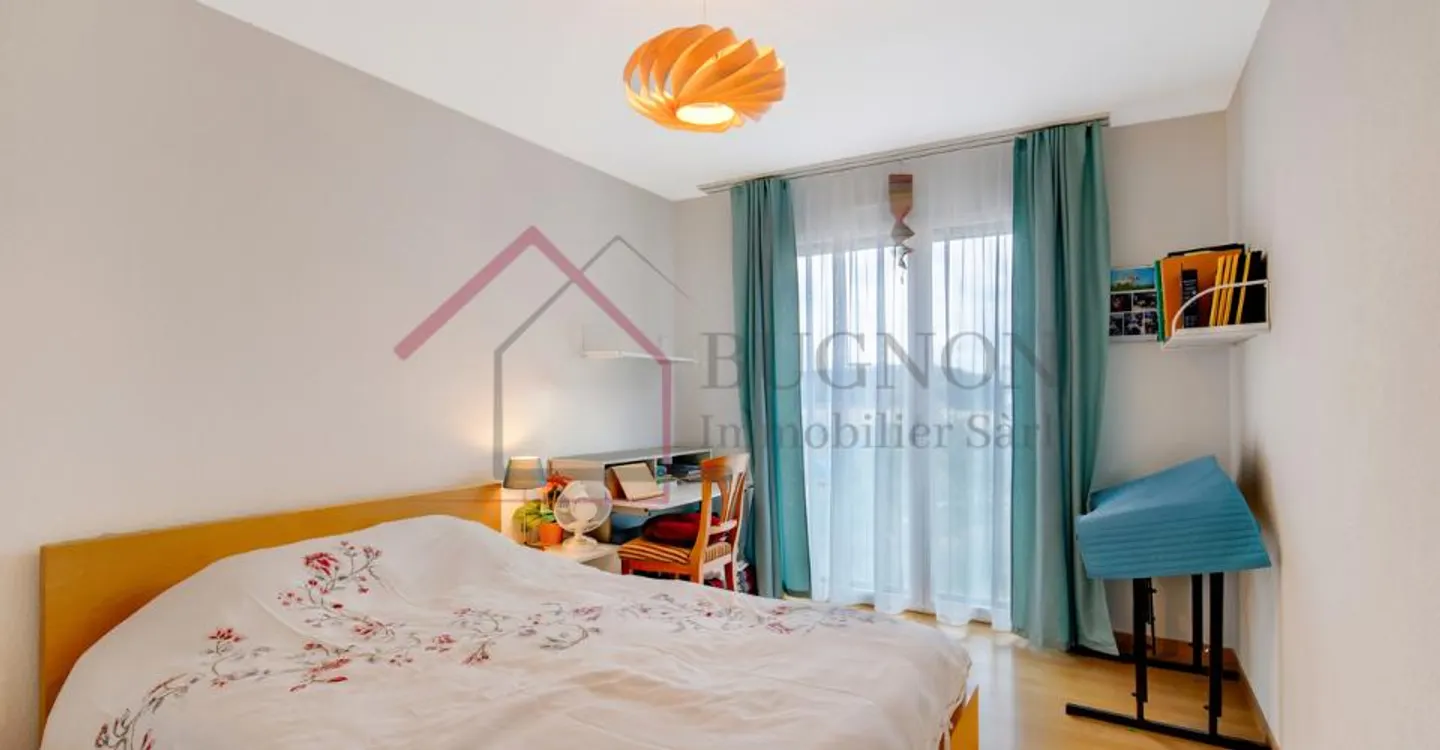 Spacious Top-Floor Apartment - Photo 7 of 13