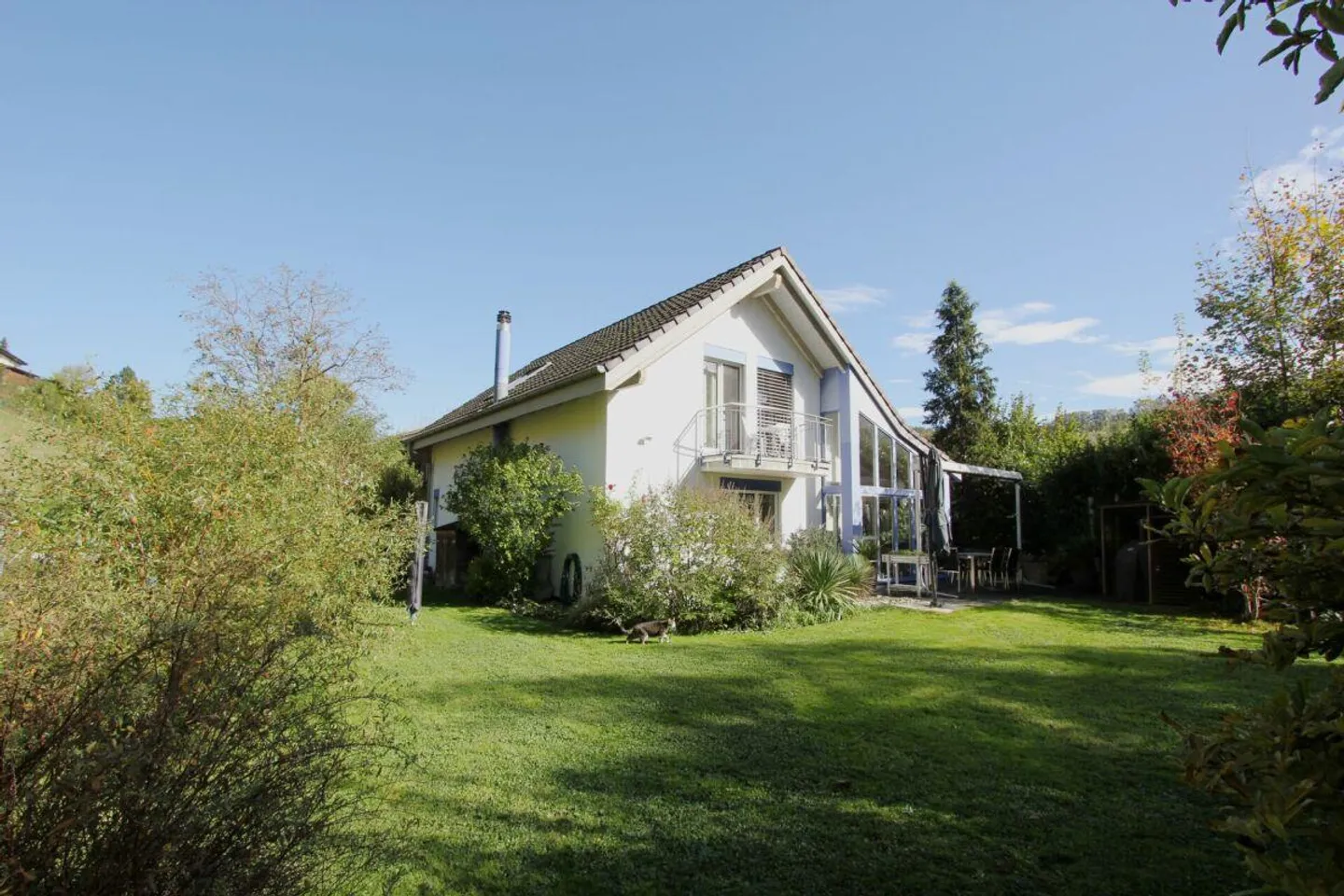Maison individuelle de 4,5 pièces avec véranda et beaucoup d'espace extérieur - Photo 1 sur 11