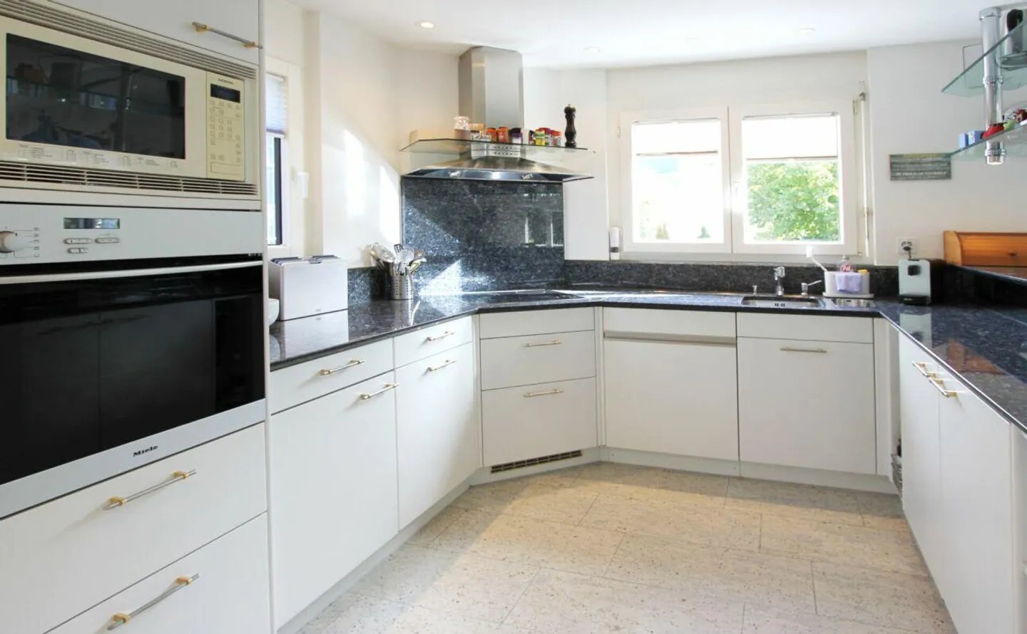 Maison individuelle de 4,5 pièces avec véranda et beaucoup d'espace extérieur - Photo 2 sur 11