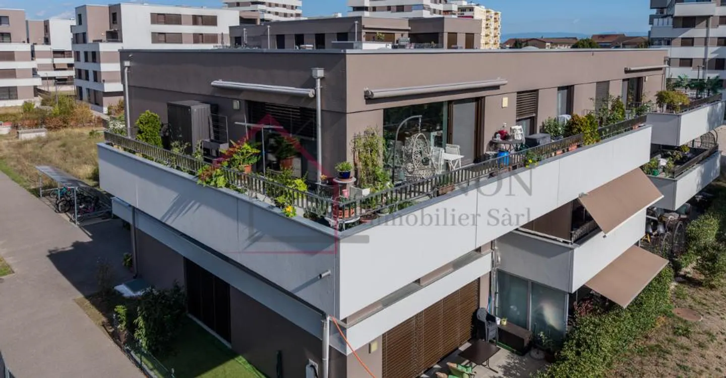 Spacious Top-Floor Apartment - Photo 12 of 13