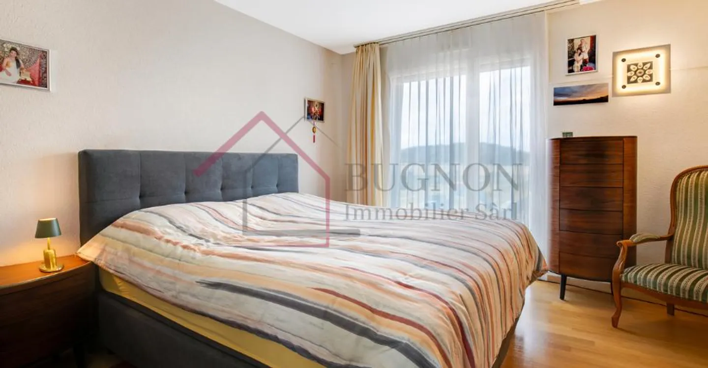 Spacious Top-Floor Apartment - Photo 8 of 13