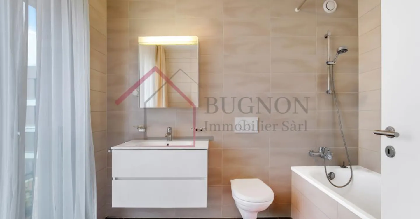 Spacious Top-Floor Apartment - Photo 9 of 13