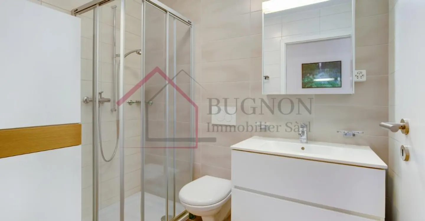 Spacious Top-Floor Apartment - Photo 10 of 13