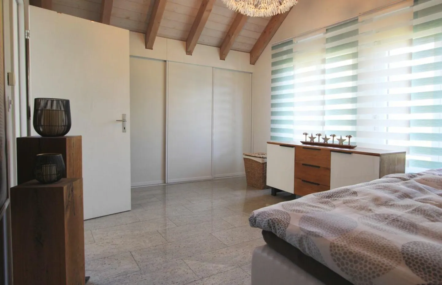 Maison individuelle de 4,5 pièces avec véranda et beaucoup d'espace extérieur - Photo 7 sur 11