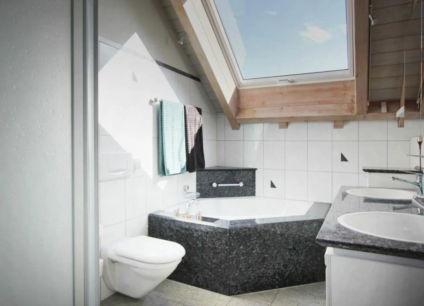 Maison individuelle de 4,5 pièces avec véranda et beaucoup d'espace extérieur - Photo 9 sur 11