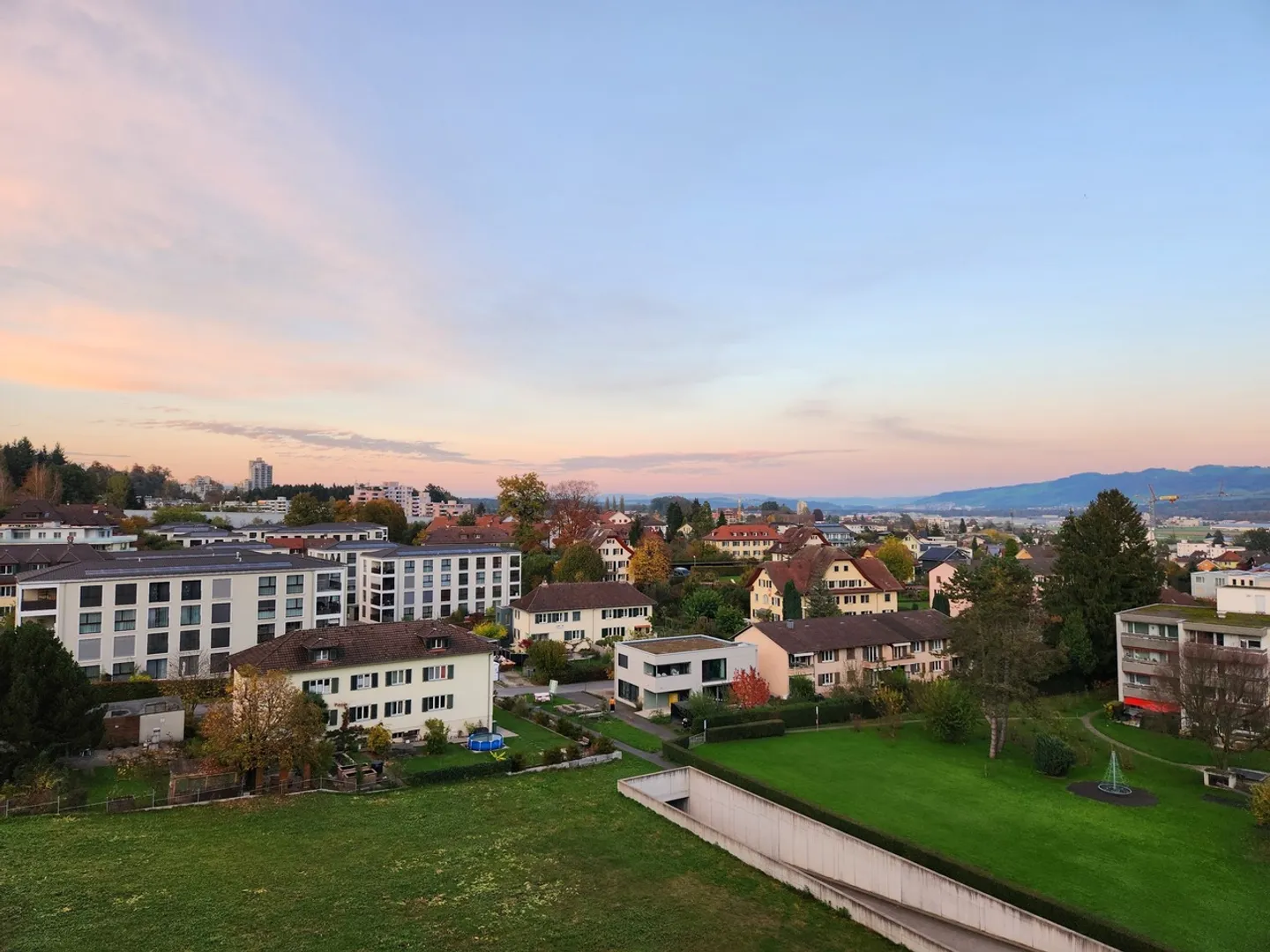 Wohntraum mit Weitblick: 3.5-Zimmerwohnung mit Loggia und Balkon - Foto 1 di 5