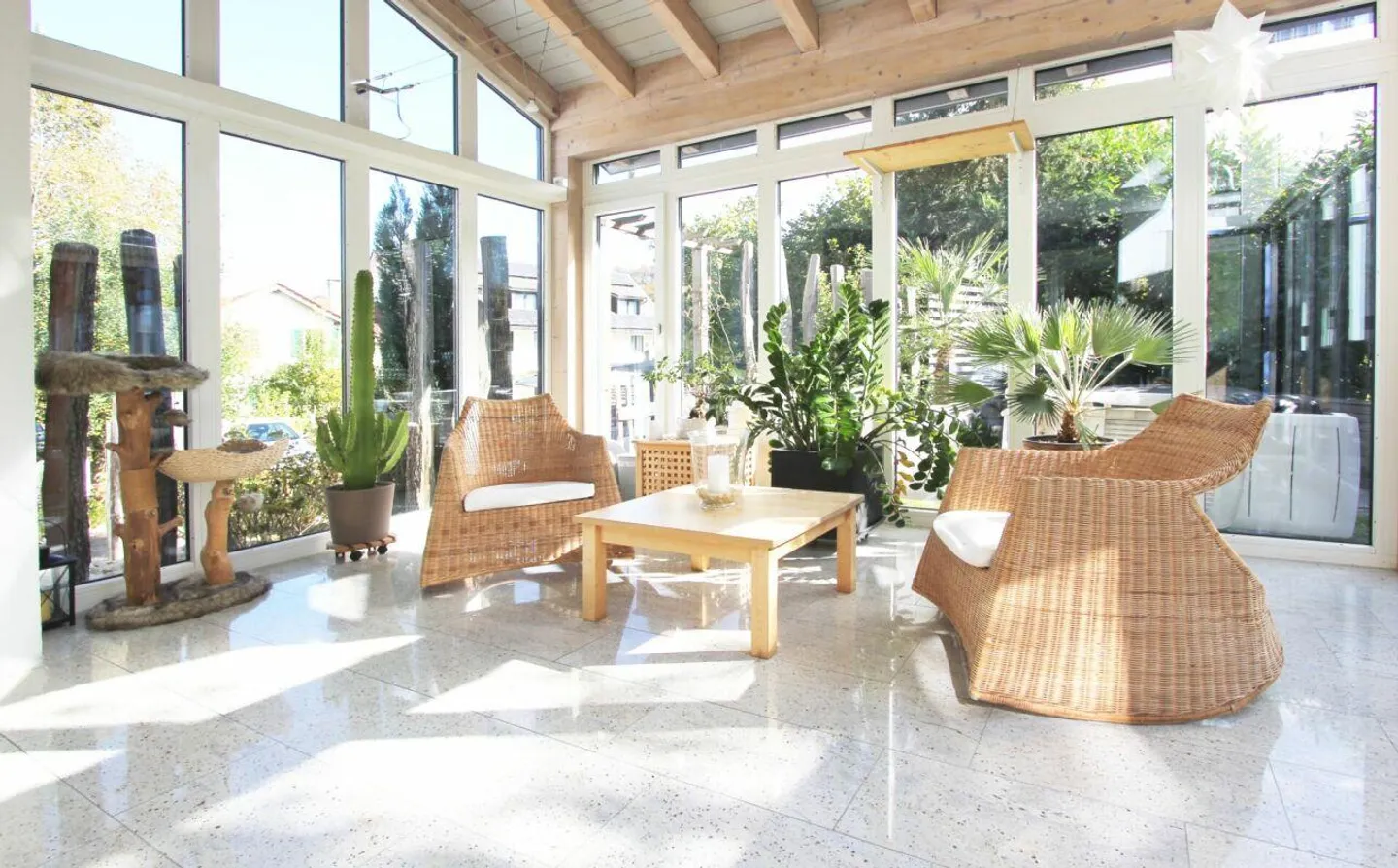 Maison individuelle de 4,5 pièces avec véranda et beaucoup d'espace extérieur - Photo 5 sur 11