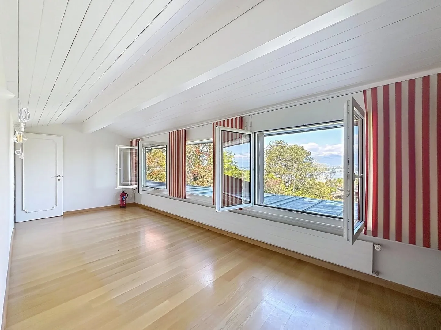 Sehr schöne individuelle Villa mit herrlichem Blick auf den See - Foto 13 von 13