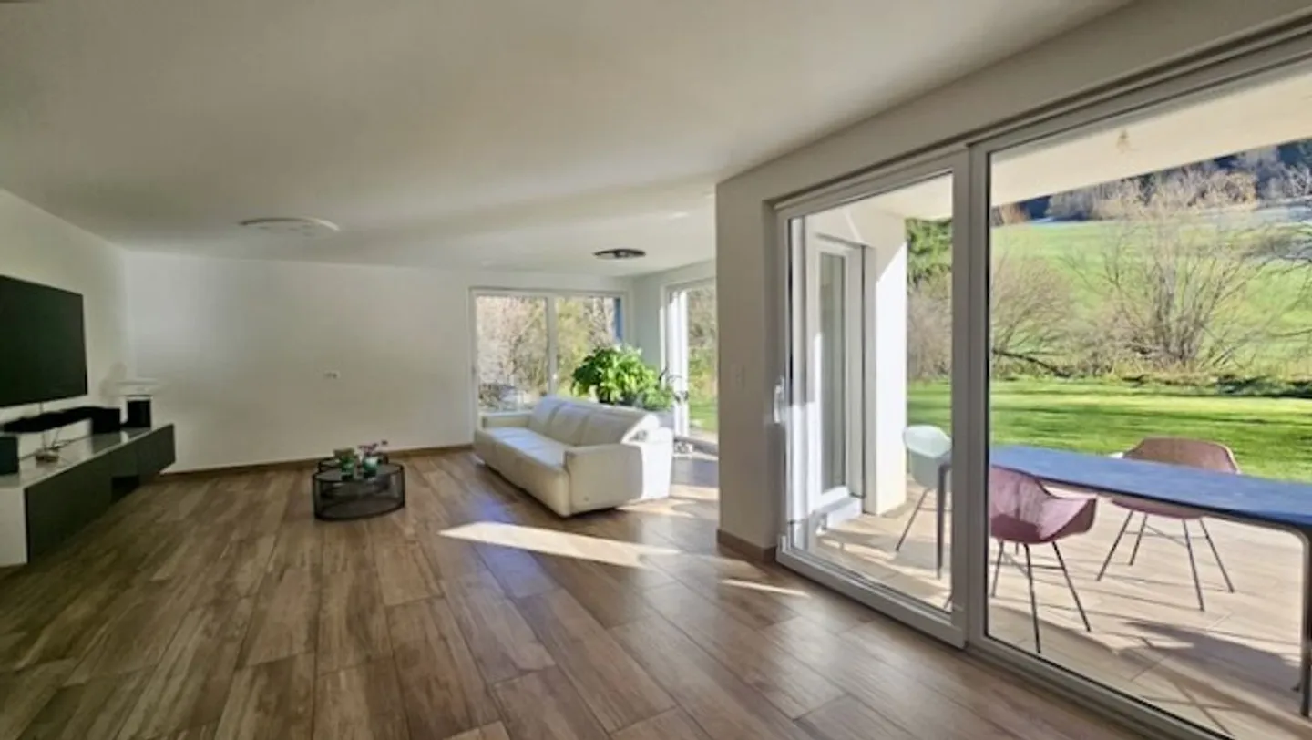 Spacious Villa with Garden - Photo 7 of 13