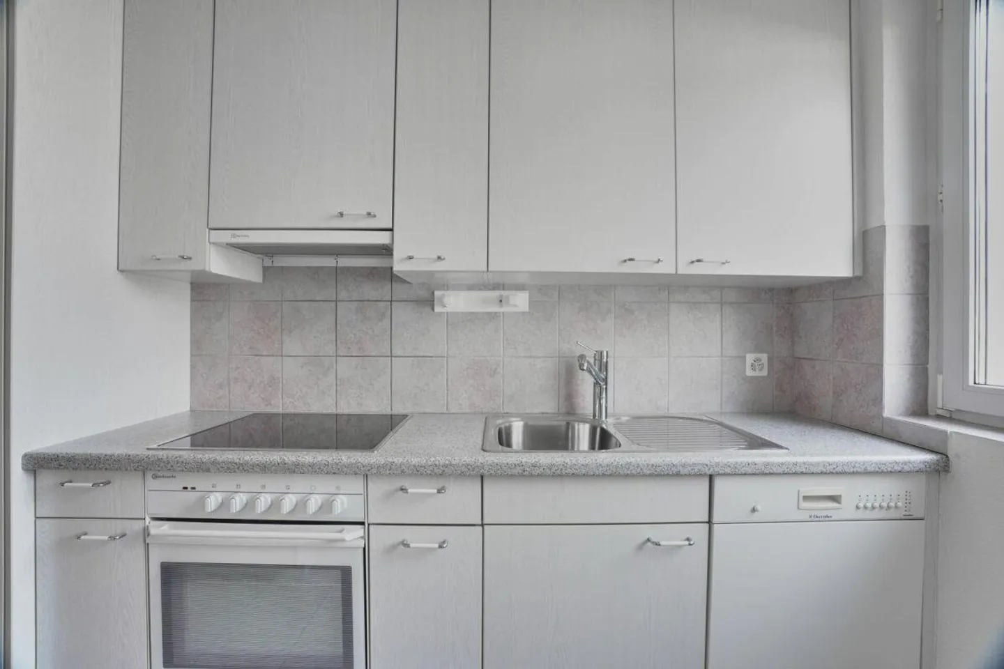 Appartement pratique avec coin salon dans le jardin - Photo 3 sur 12