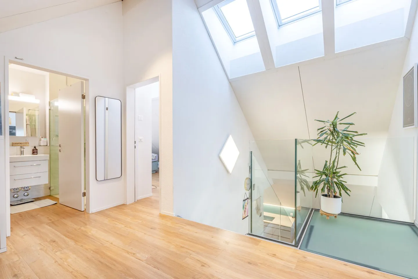 Ampio attico di 5,5 stanze con galleria e loggia - Foto 9 di 18