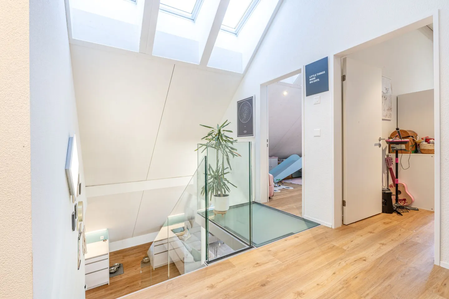 Ampio attico di 5,5 stanze con galleria e loggia - Foto 13 di 18