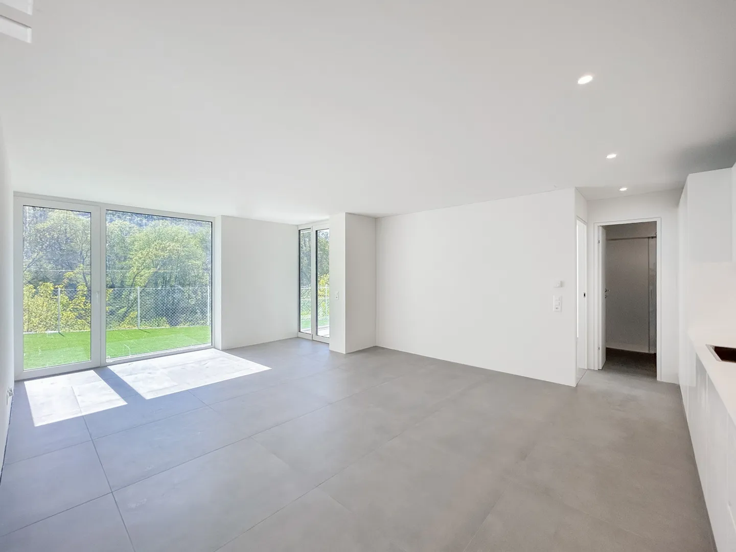 Modern 2.5-room apartment with garden in Dino - Photo 3 of 9