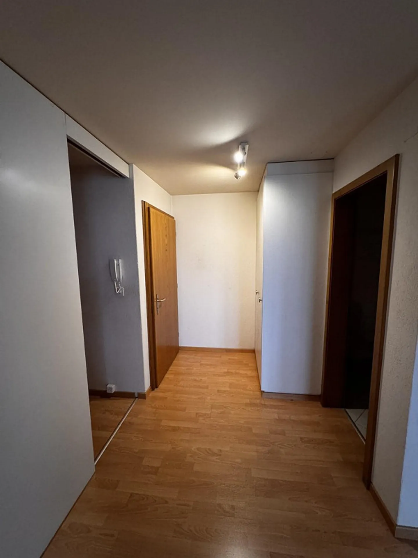 Charmante appartement de 2,5 pièces au 2ème étage disponible immédiatement - Photo 2 sur 7