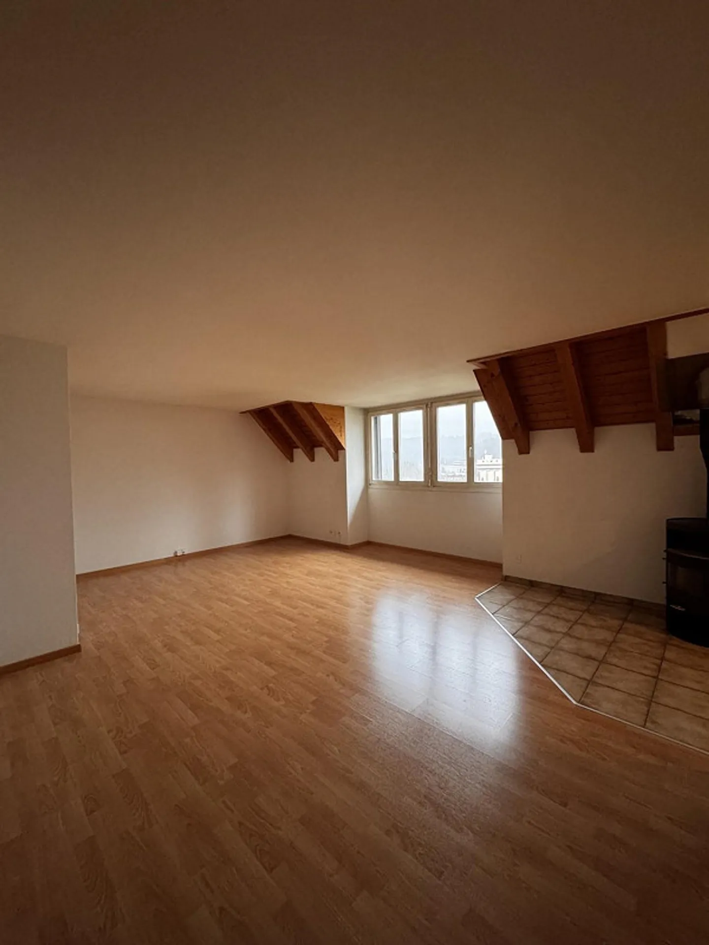 Charmante appartement de 2,5 pièces au 2ème étage disponible immédiatement - Photo 3 sur 7