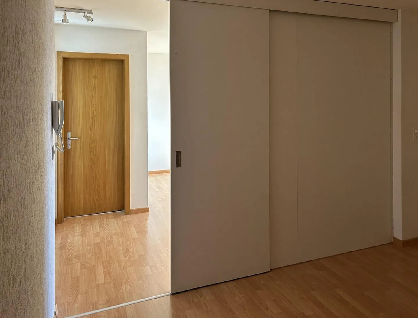 Charmante appartement de 2,5 pièces au 2ème étage disponible immédiatement - Photo 6 sur 7