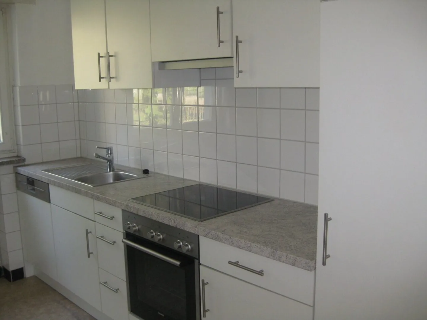 Partially renovated 2-room apartment with modern kitchen and bathroom - Photo 2 of 5