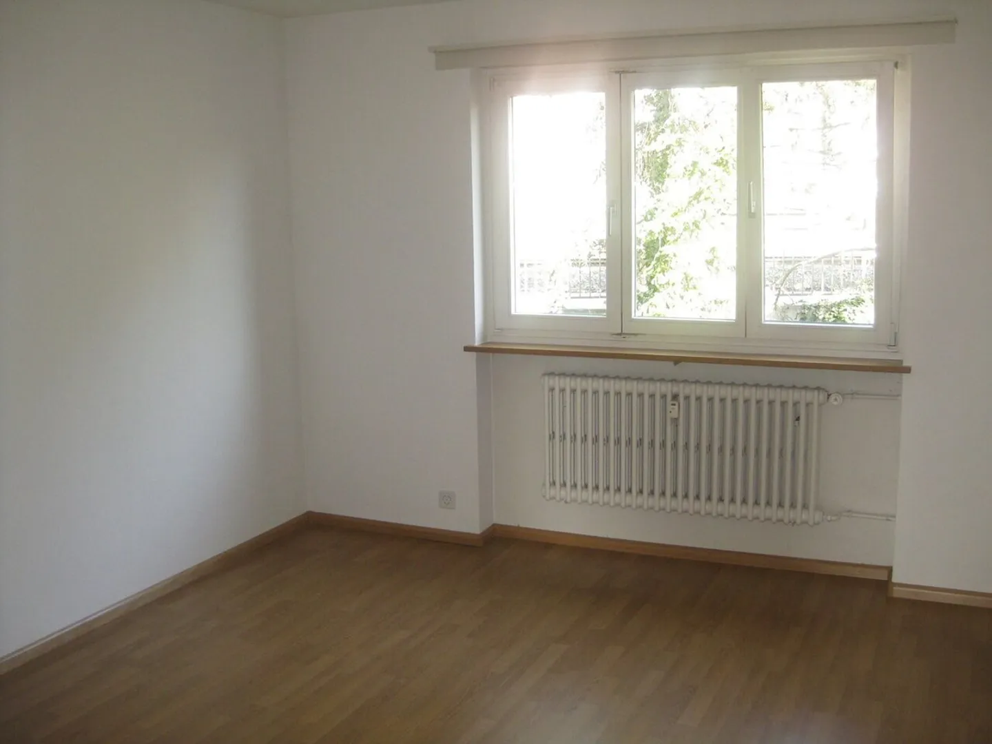 Partially renovated 2-room apartment with modern kitchen and bathroom - Photo 3 of 5