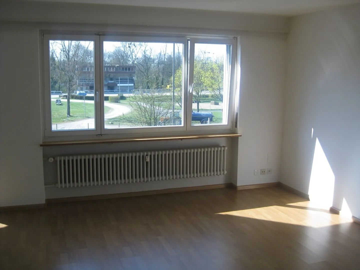 Partially renovated 2-room apartment with modern kitchen and bathroom - Photo 5 of 5