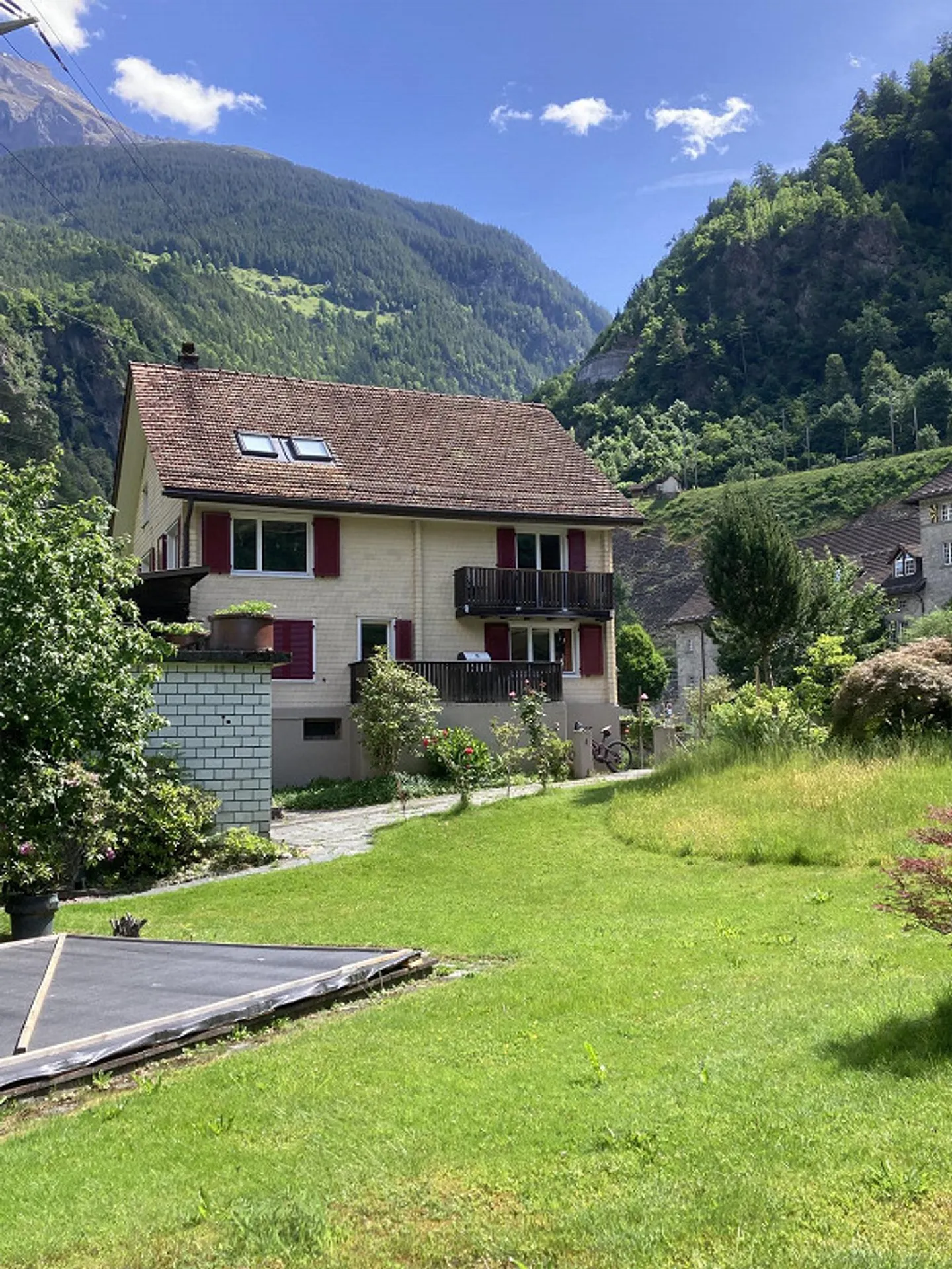 Charmante maison bifamiliale avec vue sur la montagne à Amsteg à vendre - Photo 1 sur 9