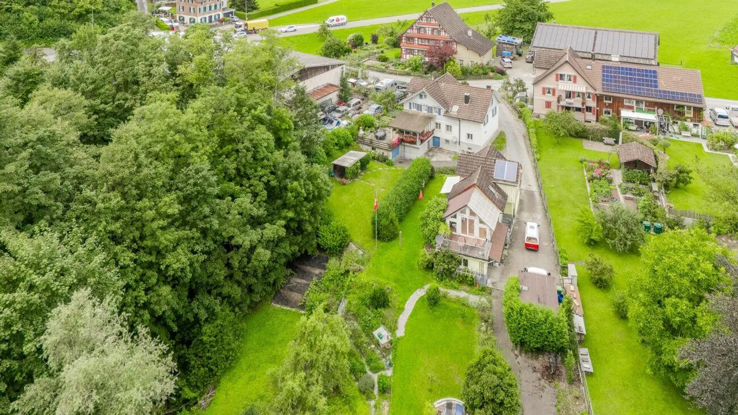 Naturnahes 5.5-Zimmer-Einfamilienhaus mit grosser Gartenanlage - Foto 3 von 13