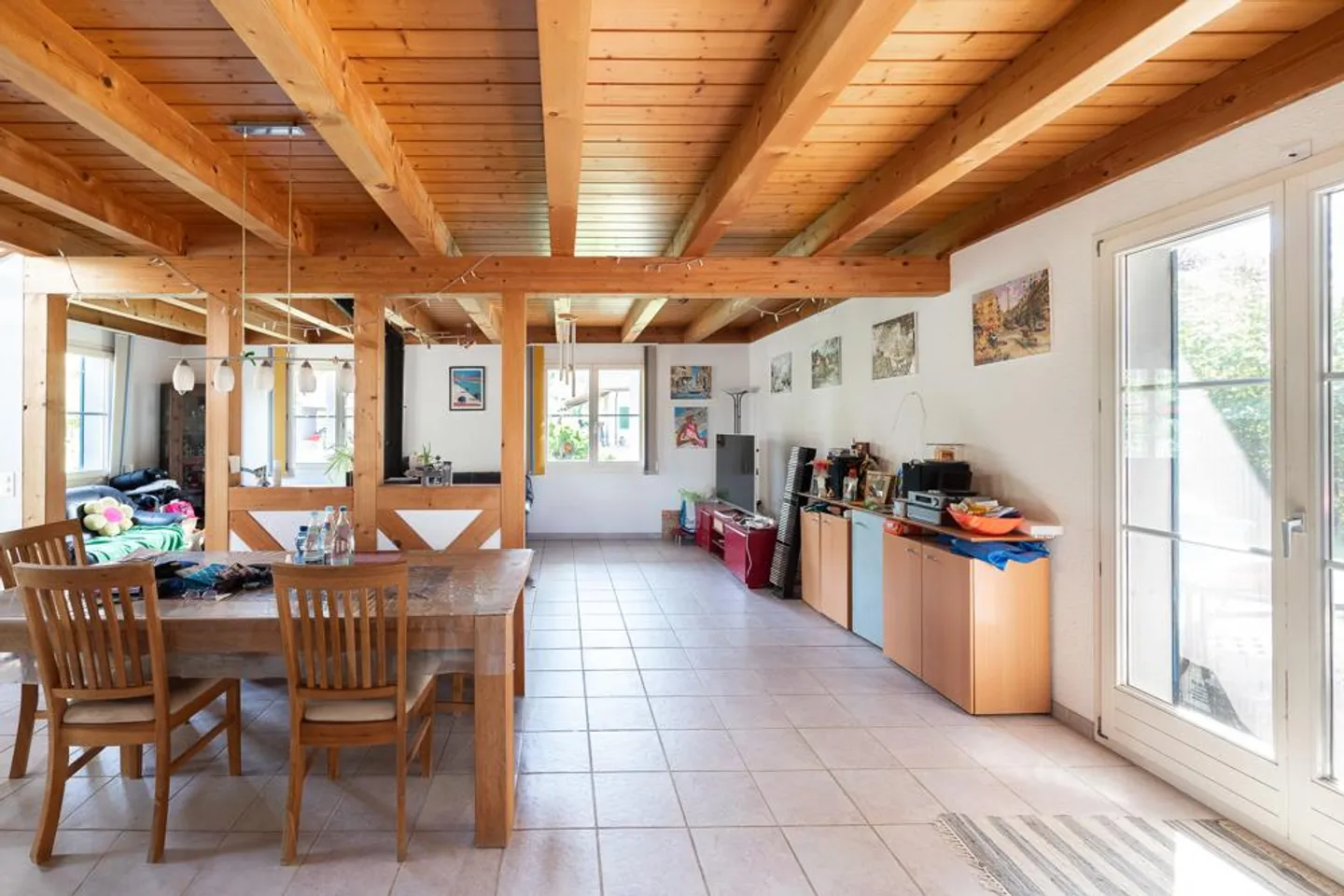 Felicità familiare nel verde, circondati da un idillio di giardino soleggiato - Foto 3 di 7