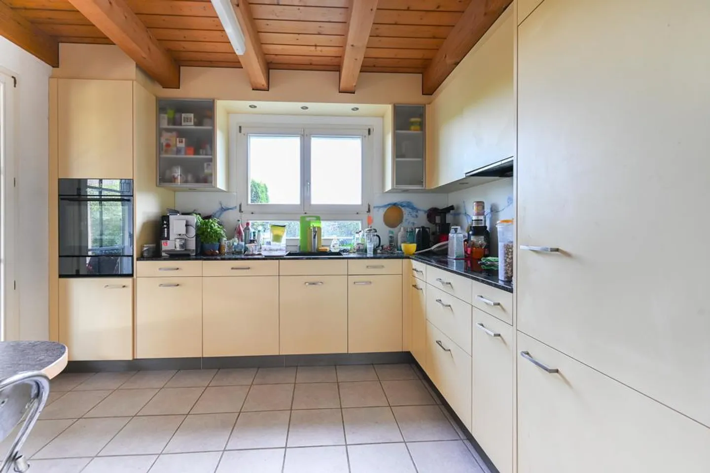 Felicità familiare nel verde, circondati da un idillio di giardino soleggiato - Foto 5 di 7