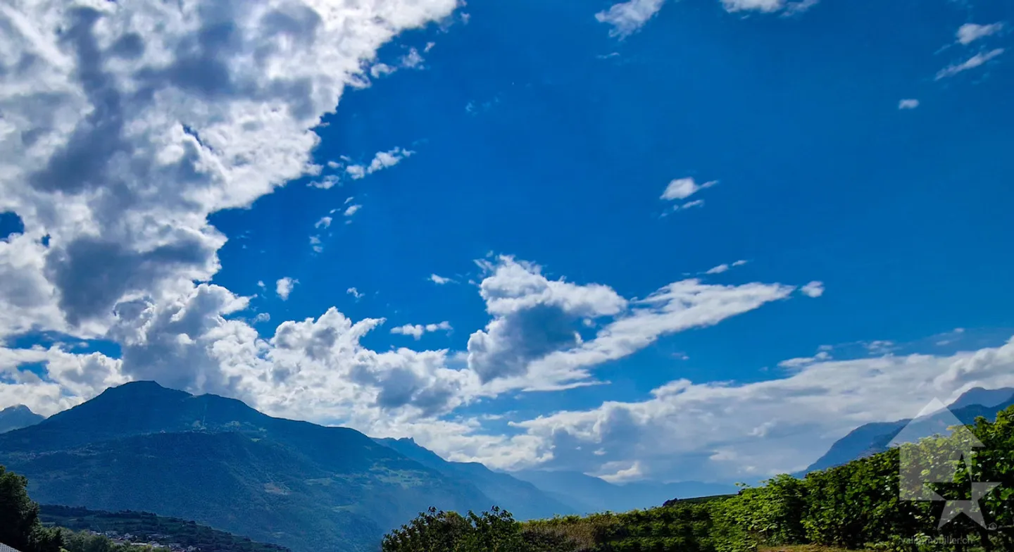 900 m2 plot, possibility of an additional 470 m2 - Photo 1 of 3