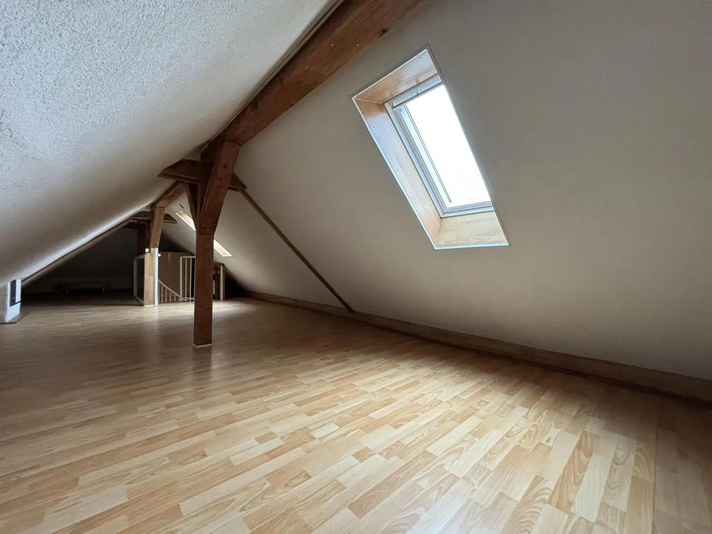 In affitto: Duplex di 3,5 locali parzialmente ristrutturato - Foto 2 di 8
