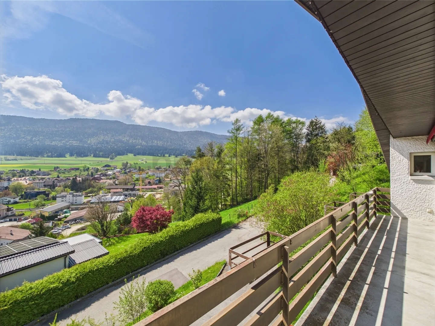 One of the most beautiful views of the village - Renovated 5.5-room attic with garden and pergola in Valbirse, BE - Photo 1 of 13