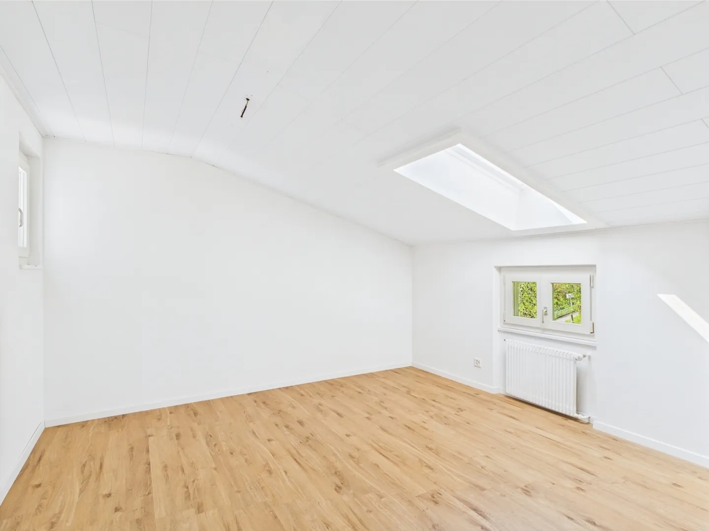 One of the most beautiful views of the village - Renovated 5.5-room attic with garden and pergola in Valbirse, BE - Photo 8 of 13