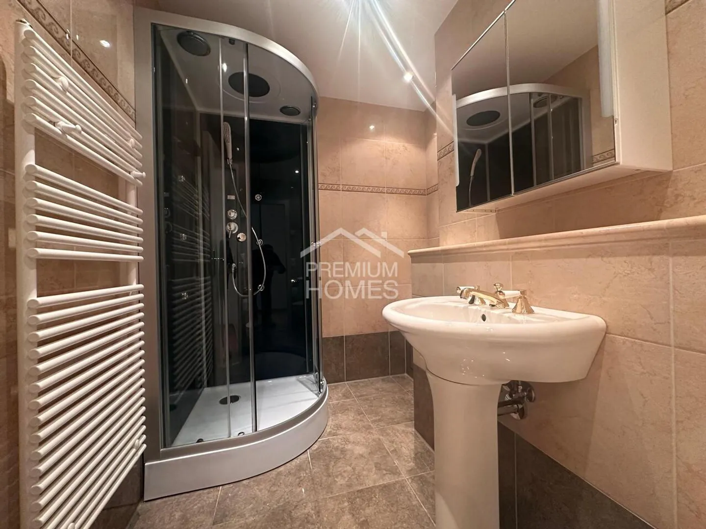 Elegant Apartment with Modern Comfort - Photo 7 of 11