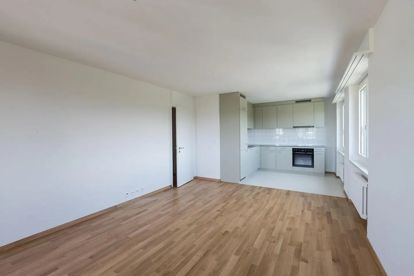 Spacious apartment for rent in a quiet location - Photo 2 of 5