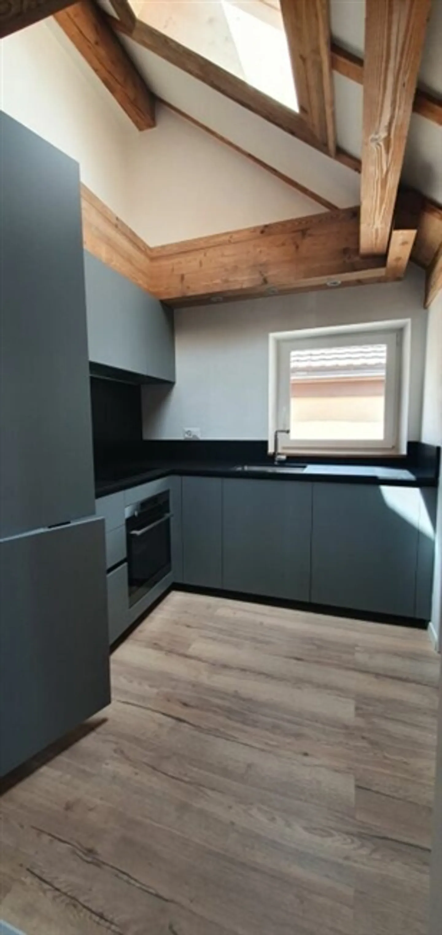 RENOVATED - 3.5 rooms on the 2nd floor in the center of the village with parking - Photo 2 of 6