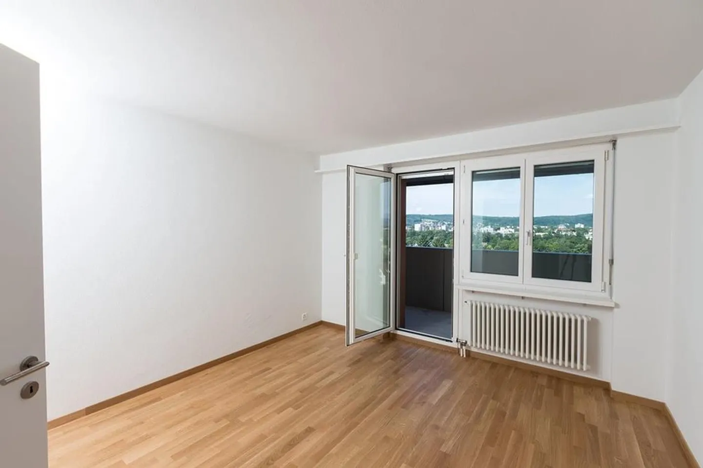Spacious apartment for rent in a quiet location - Photo 3 of 5