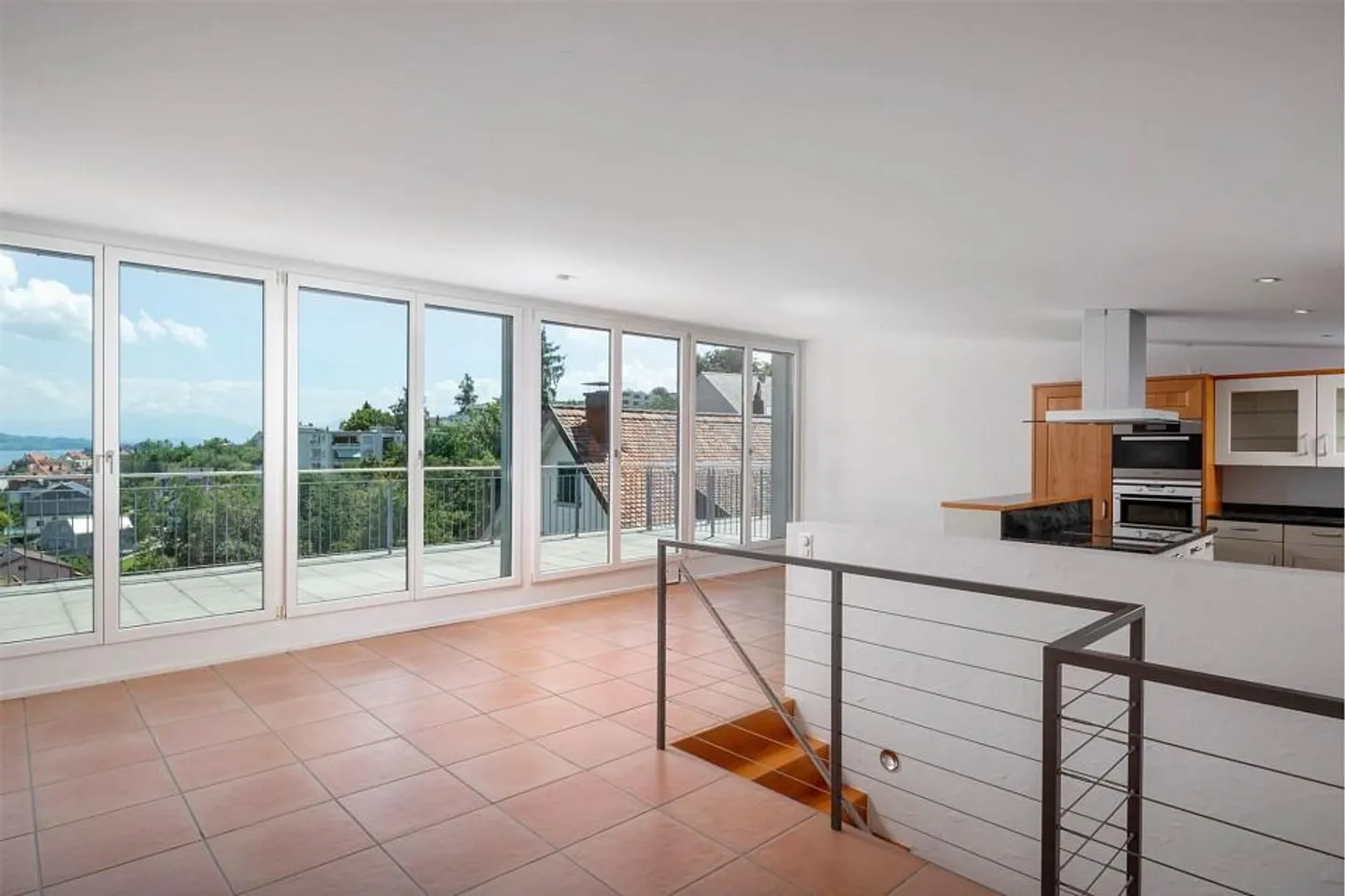 Residential house with a 3½ and a 2½ room apartment with lake view - Photo 3 of 11