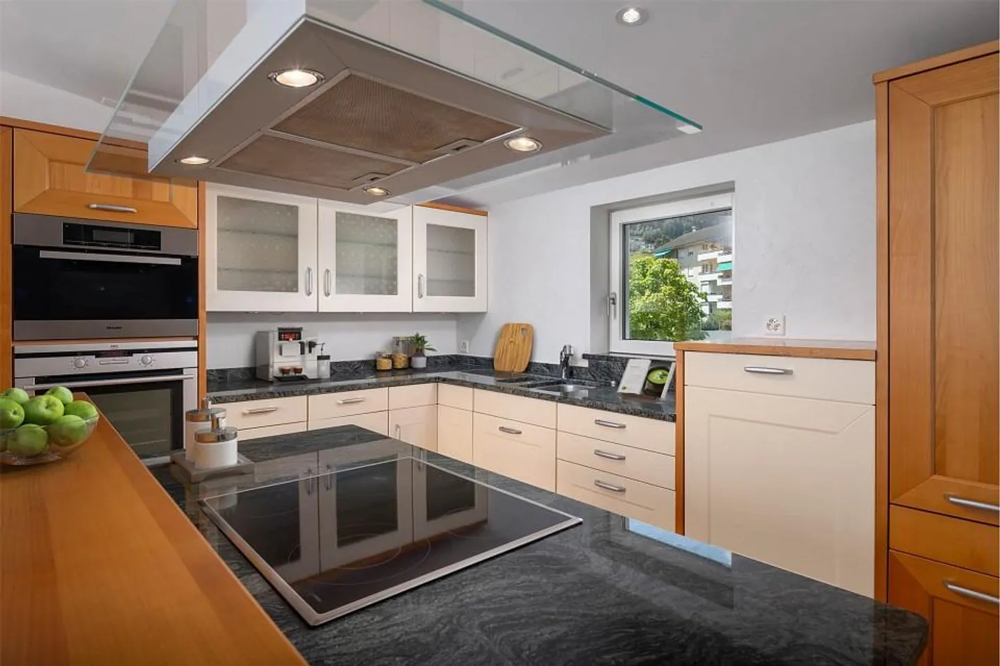 Residential house with a 3½ and a 2½ room apartment with lake view - Photo 4 of 11