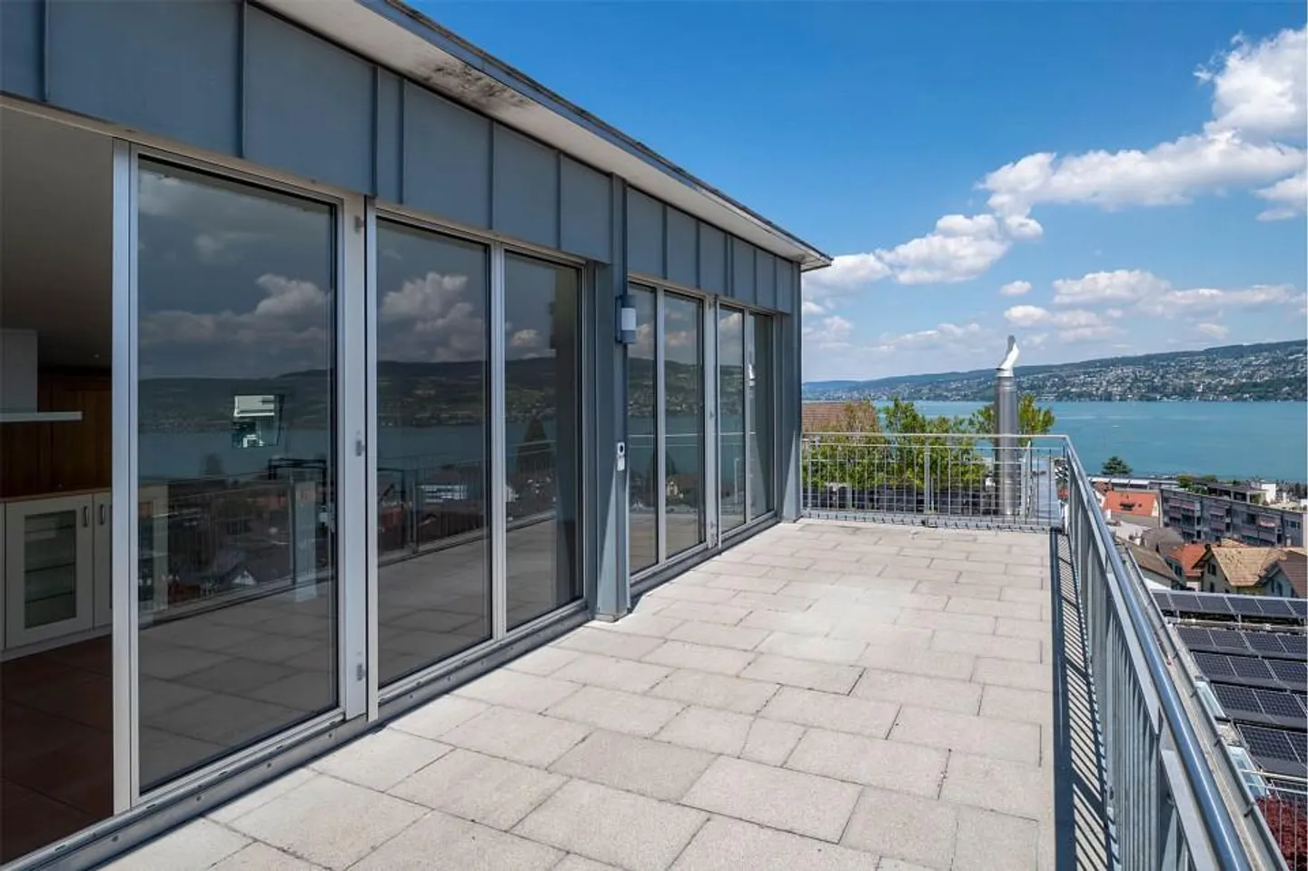 Residential house with a 3½ and a 2½ room apartment with lake view - Photo 6 of 11