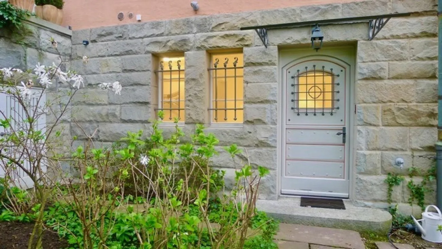 Luxurious Dream Home with Lake View - Photo 15 of 20