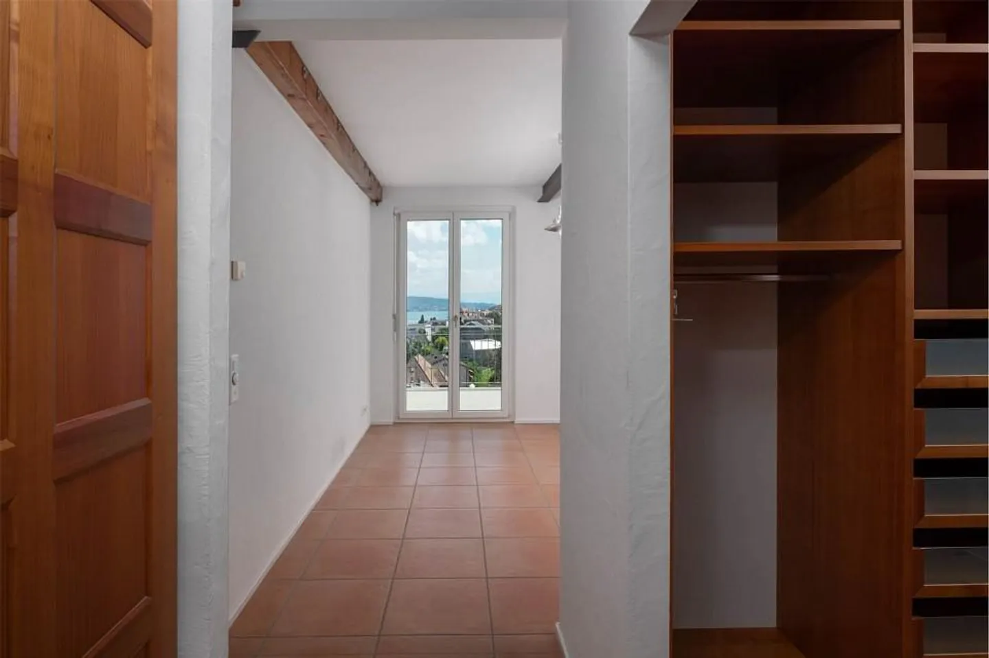 Residential house with a 3½ and a 2½ room apartment with lake view - Photo 10 of 11