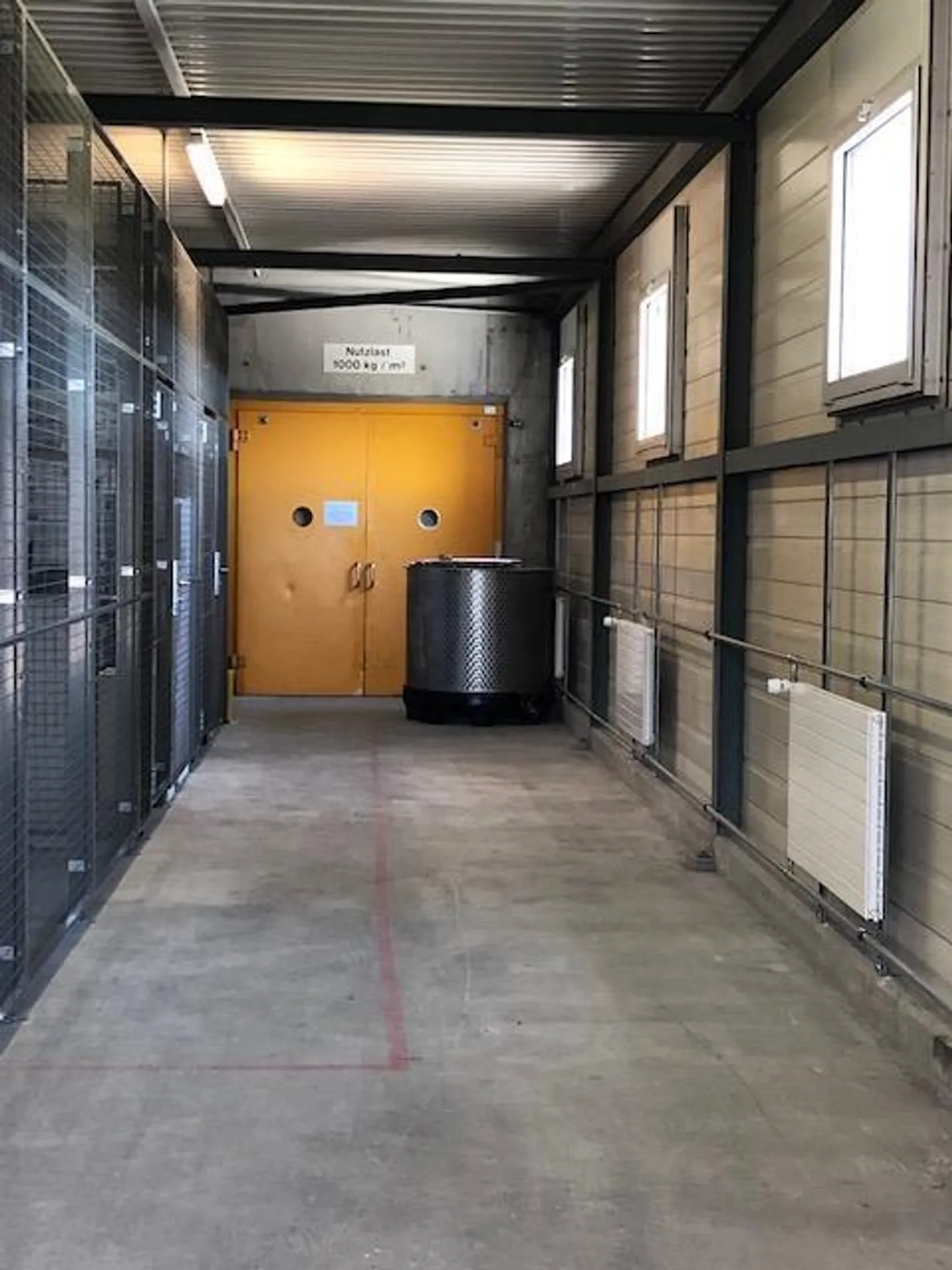 Compartiment de stockage en grille intéressant - Photo 1 sur 4