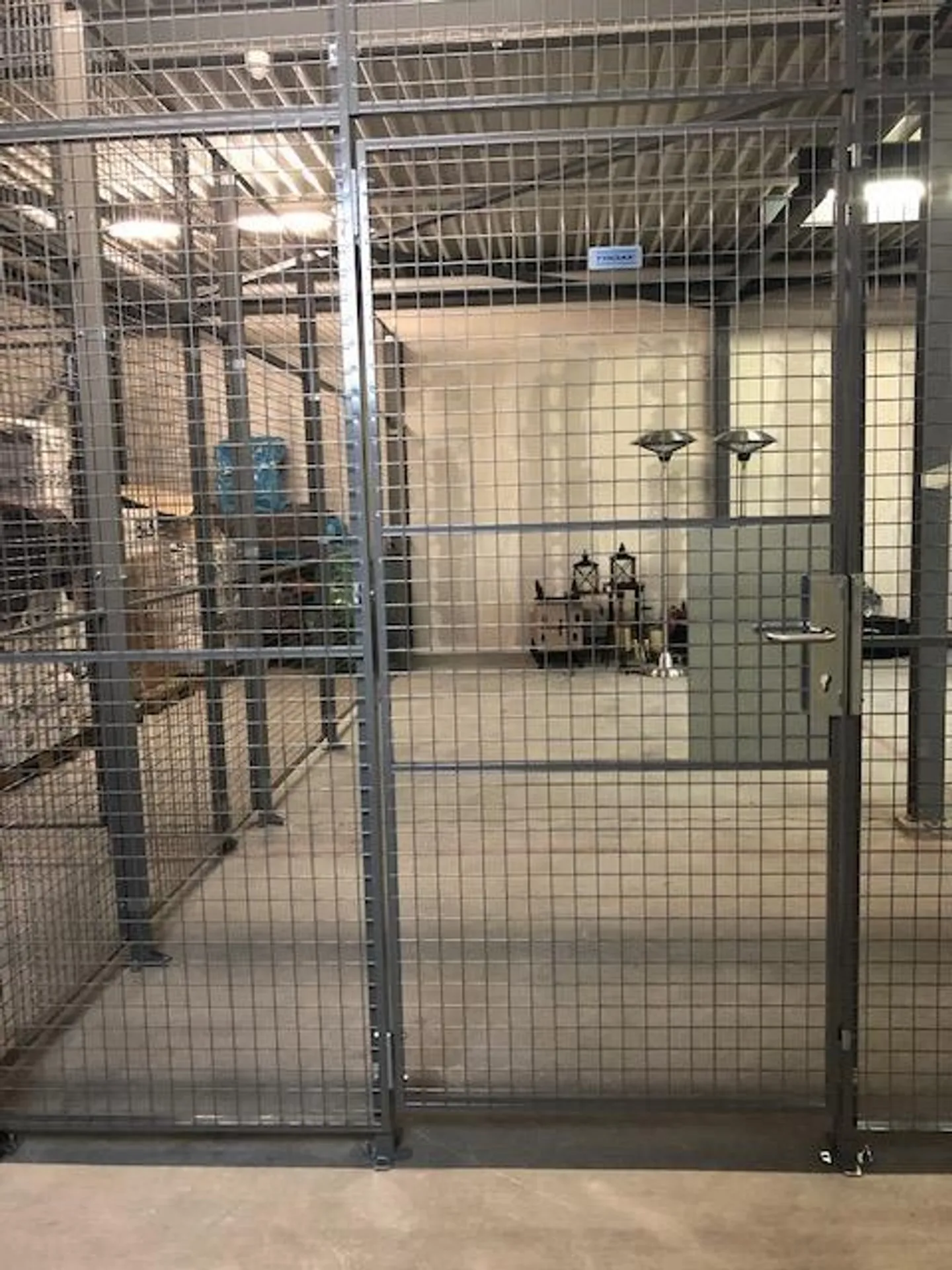 Compartiment de stockage en grille intéressant - Photo 2 sur 4