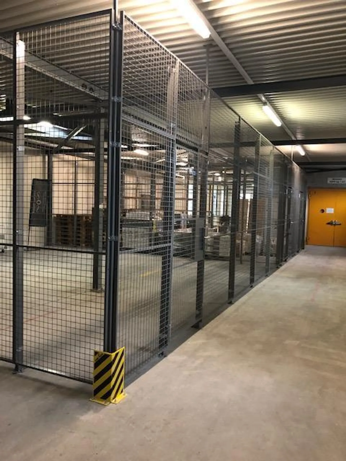 Compartiment de stockage en grille intéressant - Photo 3 sur 4