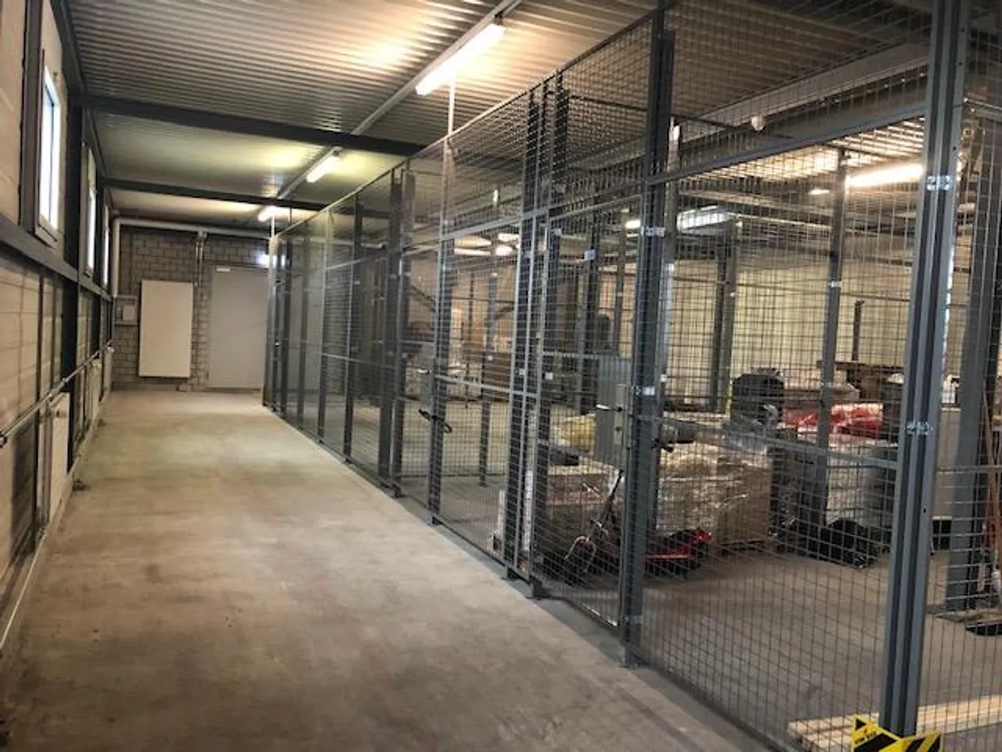 Compartiment de stockage en grille intéressant - Photo 4 sur 4