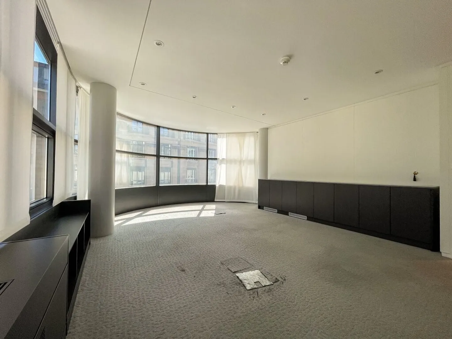 Bright office just steps from the lake and Rue du Rhône - Photo 7 of 8