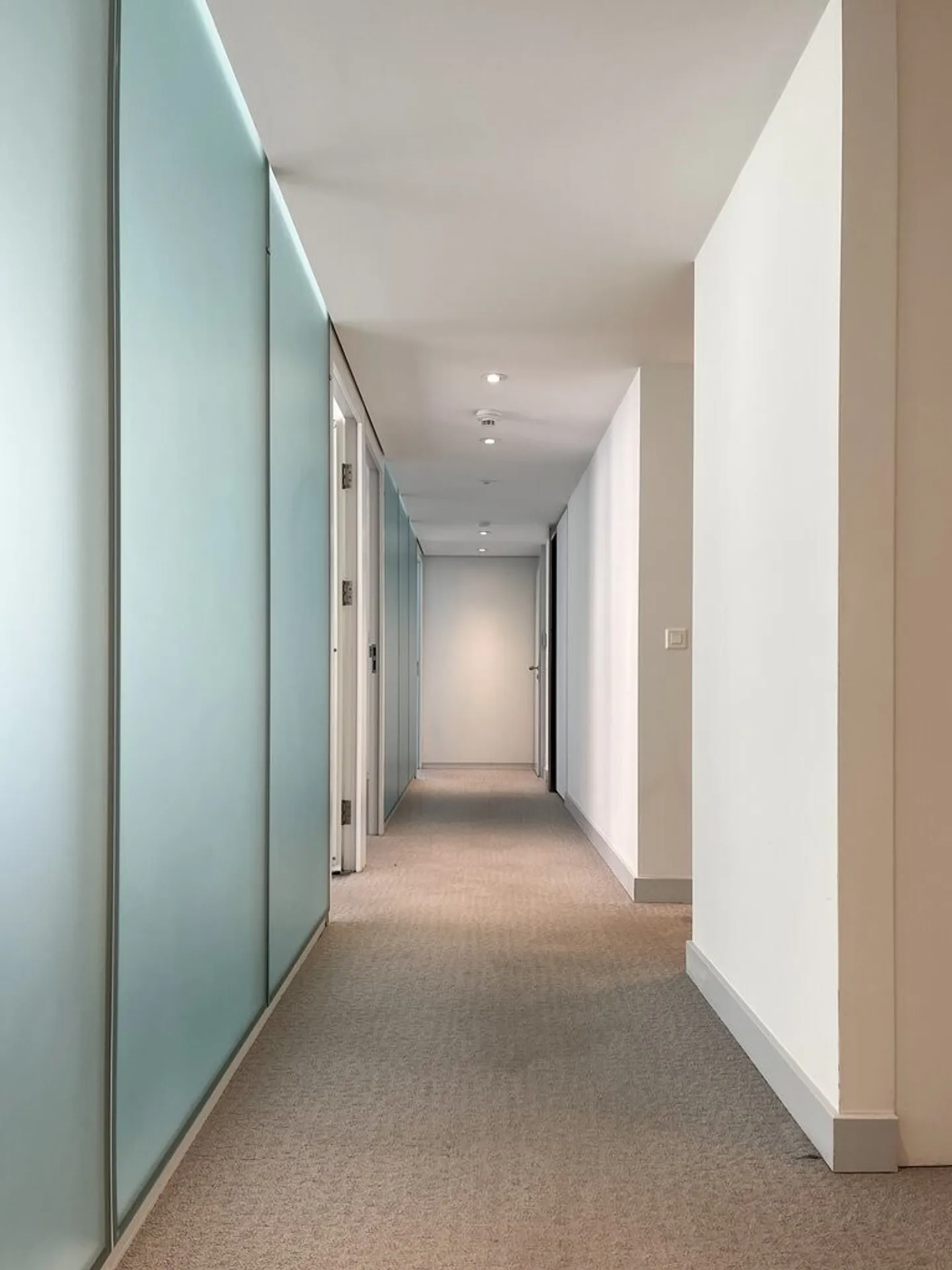 Bright office just steps from the lake and Rue du Rhône - Photo 2 of 8