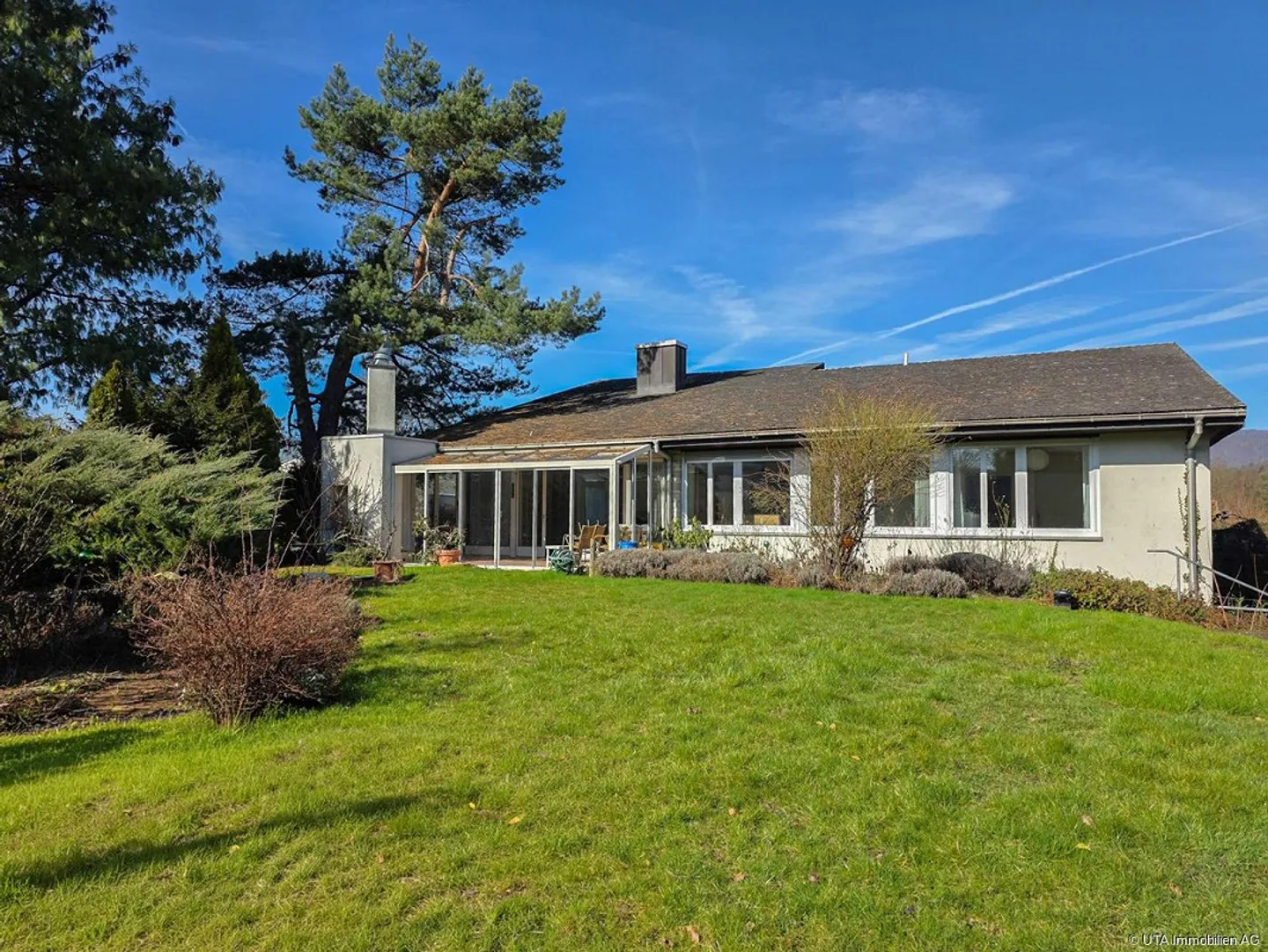 Casa unifamiliare soleggiata con tanto giardino e privacy - Foto 1 di 12