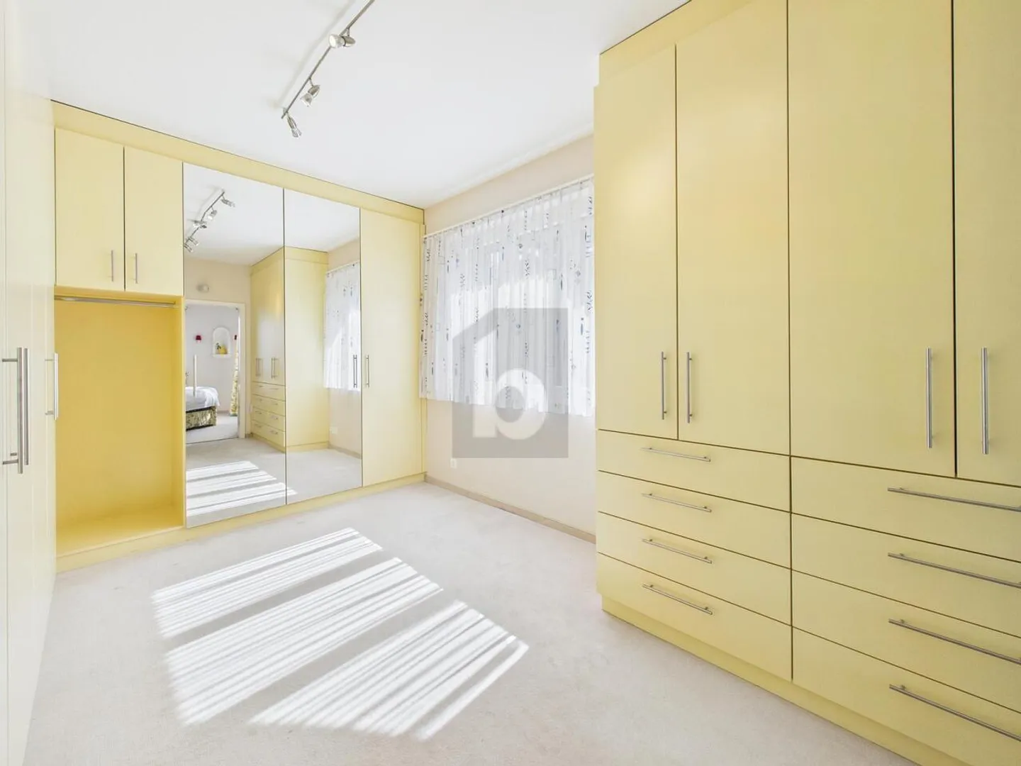 SPACIOUS & FURNISHED - IDEAL FOR DIPLOMATS - Photo 3 of 6